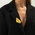 Spilla a cigno dorata astratta con trama a pieghe liquide su una giacca nera - Foglia d'Oro Piegata (0330) / Oro