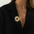 Spilla a sole dorata irregolare con pieghe metalliche su un risvolto nero di giacca - Raggi Solari (0337) / Oro