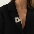 Spilla chic a raggiera argentata con pieghe metalliche su un bavero di giacca - Raggi Solari (0337) / Argento