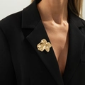 Spilla a fiore dorata irregolare con pieghe metalliche su un risvolto di giacca nera - Petali Irregolari (0339) / Oro