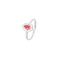 Elegante anello d'argento con pietra rossa a goccia e alone di zirconi bianchi su sfondo bianco - US 6 / Argento-Zircone Rosso