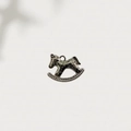 Dettaglio del ciondolo a cavallo a dondolo argento con trama martellata e zirconi - Cavallo a Dondolo Argento Martellato con Strass (7)