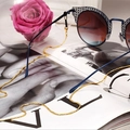 Modische goldene Brillenette mit Bambusgliedern an einer runden Vintage-Sonnenbrille - Gold