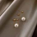 Elegante goldene Tropfenohrringe mit Ketten und runden weißen Perlen auf Seidenstoff - Goldkette Perlenstecker (ER21Y0036)