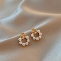 Elegante goldene Rosen-Ohrstecker mit Perlenkranz auf champagnerfarbenem Satinstoff - Rosenblumen-Perlenohrring (ER21Y0634)