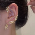 Orecchini a foglia d'oro con cristalli, ear cuff e perni dal design botanico elegante - Foglia Oro (Orecchio Sinistro)