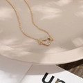 Collar minimalista de oro con un colgante de corazón brillante y cristales engastados - Dorado