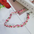 Ras du cou romantique brodé de fleurs avec une chaîne en métal argenté réglable - Rose rouge