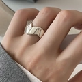 Minimalistischer geometrischer V-Ring in Silber mit gebürsteter Oberfläche für Damen - V-förmiger Geometrischer Gefalteter Stil(2)