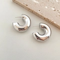 Boucles d'oreilles créoles en C argentées minimalistes avec finition métal poli sur pierre - Style F12 Argent