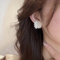 Elegantes pendientes de camelia blanca para mujer con pasador de plata 925 minimalista - Pendientes de botón de flores agrietadas blancas