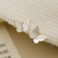 Elegante 925 Silber Schmetterling-Ohrstecker mit weißer Muschel und Gold-Finish - Weiß