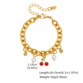 Dettaglio del braccialetto dorato con ciondolo a ciliegia, perle e targhetta incisa K18 - Stile Ciliegia Rossa (BR-2713G)