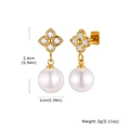 Détail de boucles d'oreilles trèfle doré avec perles blanches et mesures de 2,4 cm - Boucles d'Oreilles (ED-941G)