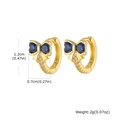 Dettaglio degli orecchini a fiocco con pietre a cuore blu e micro cristalli pavé - Dorato Blu Fiocco (EBD-480G05)