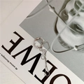 Unregelmäßiger silberner Metallring mit Kette auf einem minimalistischen Modemagazin - Unregelmäßige Doppel C Kette Ohrklemme / Silber