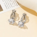 Dettaglio di orecchini a clip argentati con zirconi cubici a taglio tondo e montatura a 4 griffe - Silver Large Round
