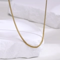 Detalle de una cadena box de 2mm de acero inoxidable bañada en oro de 18K sobre piedra - Cadena de cajitas / 2mm*50cm / Dorado