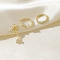 Gouden oorbellen set met zirkonia hangers op zijden achtergrond in zacht studiolicht - Stijl 5 / Goud