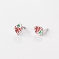 Boucles d'oreilles fraises rouges mignonnes avec feuilles vertes sur fond réfléchissant - Clous Fraise Étoile / Argent