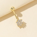 Piercing de ombligo floral dorado con piedras de circonita sobre fondo beige - Estilo Flor de Seis Pétalos (8)