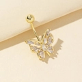 Piercing de ombligo de mariposa dorada con circonitas sobre fondo beige minimalista - Estilo Mariposa Exquisita (11)