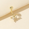 Piercing de ombligo de mariposa dorada con circonitas brillantes sobre fondo beige - Estilo Mariposa Simple (12)