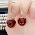 Luxe rode kersenoorbellen met gouden metalen haken en sprankelende kristallen accenten - Rood
