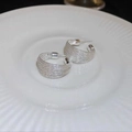 Gros plan de boucles d'oreilles argentées en C avec texture de métal brossé - Forme C Brossée Multicouche (5#) / Argent