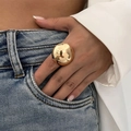 Massiver goldener Dome-Ring für Damen mit Hochglanz-Finish auf Denim-Outfit - Gold