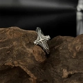 Gotischer Kreuzring in Vintage-Silber-Optik auf einem natürlichen Holzblock - Gotischer Kreuz-Stil