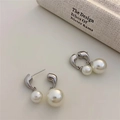 Boucles d'oreilles double perle style vintage français minimaliste en finition argentée - Style Fausse Perle Double Boule / Blanc