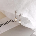 Moderne onregelmatige zilveren metalen oorbellen met ronde witte parelhangers dames - Zilver