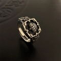 Bague vintage argentée avec base carrée noire, couronne et détails de croix - Style ouvert couronne croix (Style 9)