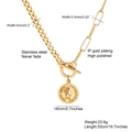 Detalle de colgante moneda 18mm en cadena de acero 50cm con cierre OT y baño de oro IP - Collar de Oro