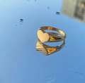 Polished gold heart ring reflecting on a light blue water-beaded mirror surface - US 6 / Heart Polished Style