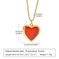 Detail van de rode emaille hartvormige hanger met afmetingen en gouden bolletjesketting - Hanger met Ketting