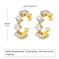 Dettaglio di orecchini a C in acciaio dorato da 26mm con zirconi cubici quadrati incastonati - Oro