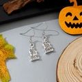 Detailopname van vintage zilveren kasteel oorbellen met griezelige Halloween-rekwisieten - Kasteelstijl (17)