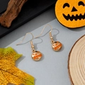 Gros plan sur des boucles d'oreilles citrouille d'Halloween avec émail orange vif - Style Citrouille Ronde d'Halloween (5)