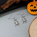 Zilveren spin oorhangers met Halloween pompoen en houten decoratie achtergrond - Spinstijl (1)