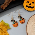 Détail de boucles d'oreilles citrouille d'Halloween avec chapeau sur fond de feuilles d'automne - Style Citrouille avec Chapeau de Sorcier (6)
