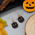 Vue détaillée des boucles d'oreilles chat noir d'Halloween avec crochets dorés - Style Chat Noir Grincheux (7)