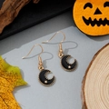 Détail de boucles d'oreilles lune noire avec étoiles dorées pour Halloween - Style Étoiles et Croissant de Lune (8)