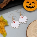 Vue rapprochée de boucles d'oreilles fantôme émaillées sur fond festif d'Halloween - Style Fantôme Blanc aux Yeux Rouges (9)