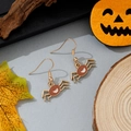 Gros plan de boucles d'oreilles araignée avec finition rouge sur décor d'Halloween - Style Araignée Rouge-Brun Dessin Animé (10)