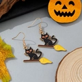 Détails des boucles d'oreilles chat noir d'Halloween sur balai avec finition émail - Style Chat Noir sur Balai (11)