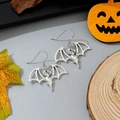 Ασημένια vintage σκουλαρίκια νυχτερίδα για το Halloween με περίτεχνα διάτρητα φτερά - Στυλ Τρύπια Νυχτερίδα (7)