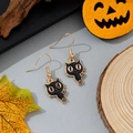 Détail de boucles d'oreilles chat noir émaillé avec décorations de citrouille et érable - Style Chat Noir de Face avec Yeux Dorés (12)