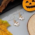 Gros plan de boucles d'oreilles chat d'Halloween avec bordure dorée sur décor citrouille - Style Chat Émaillé Blanc (20)